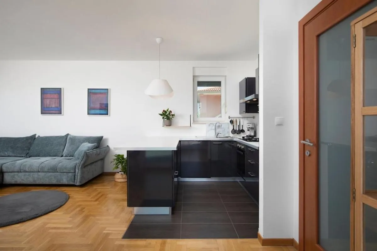 Apartment With Big Open Terrace 普拉 0*,  克罗地亚